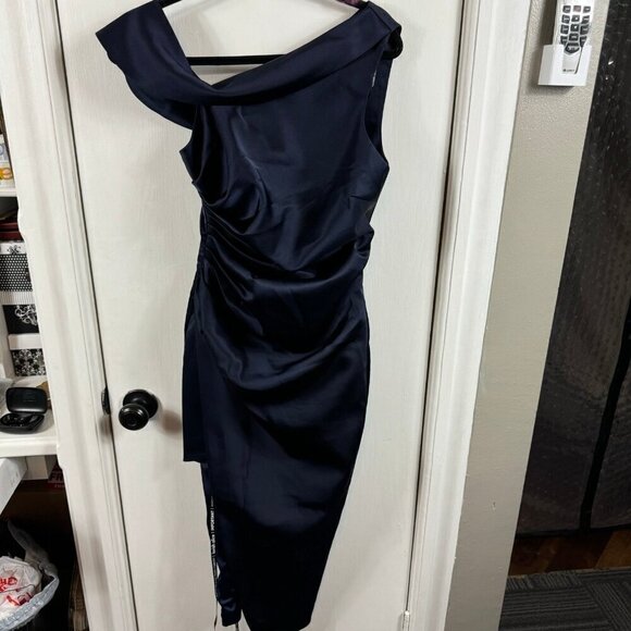 Lavish Alice pleated one shoulder bonded satin midi dress in navy - Picture 4 of 9